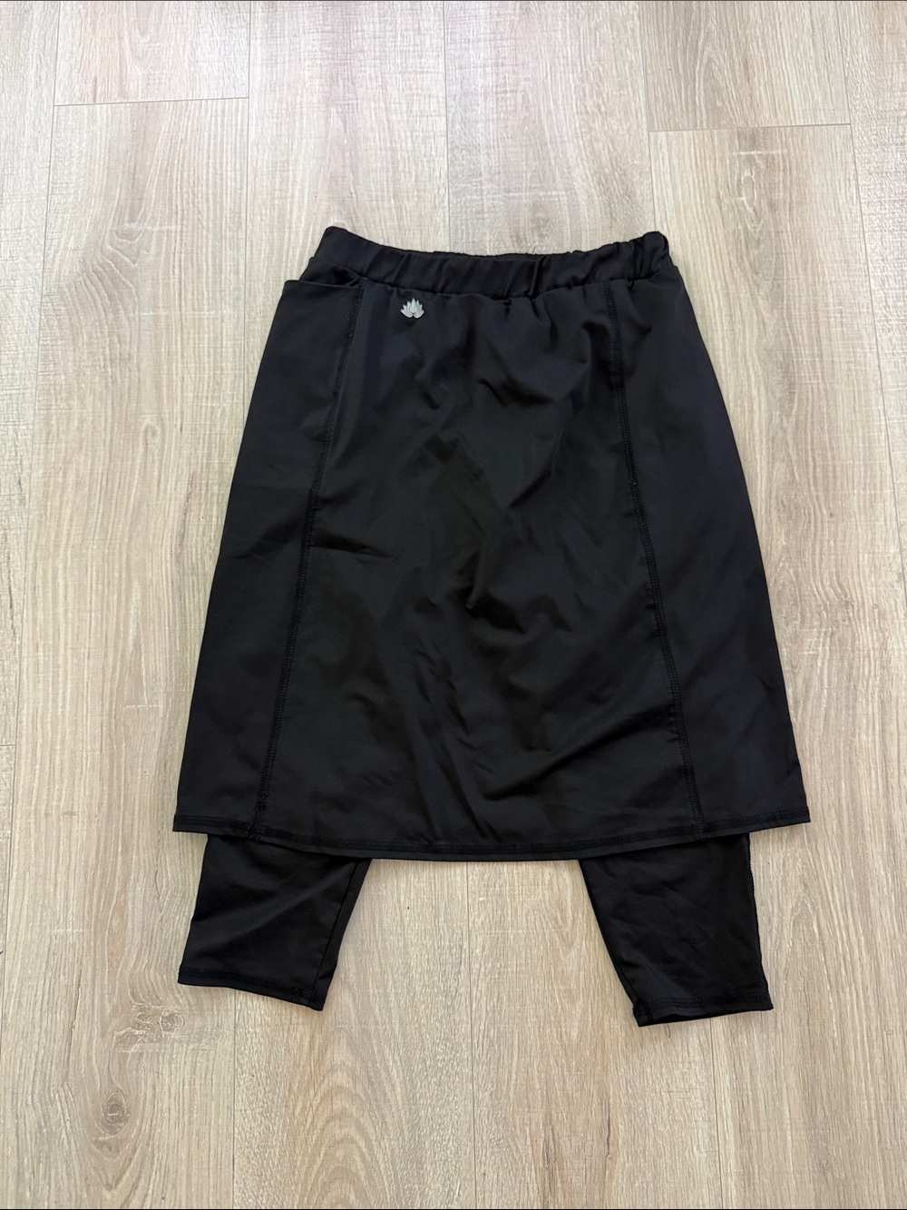 Snoga Women’s Black Active Skirt with Built-In Capri Leggings